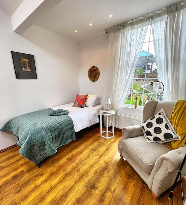 True Colours Apartment In Central Location Бангор Екстериор снимка