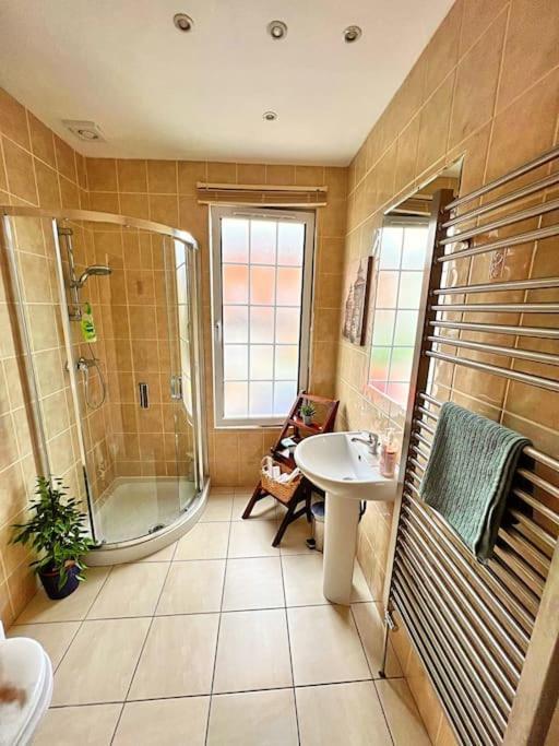 True Colours Apartment In Central Location Бангор Екстериор снимка