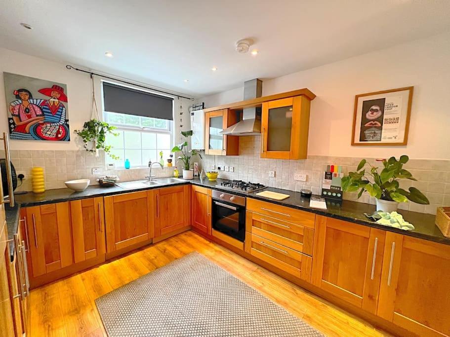 True Colours Apartment In Central Location Бангор Екстериор снимка