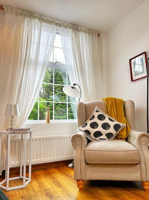 True Colours Apartment In Central Location Бангор Екстериор снимка
