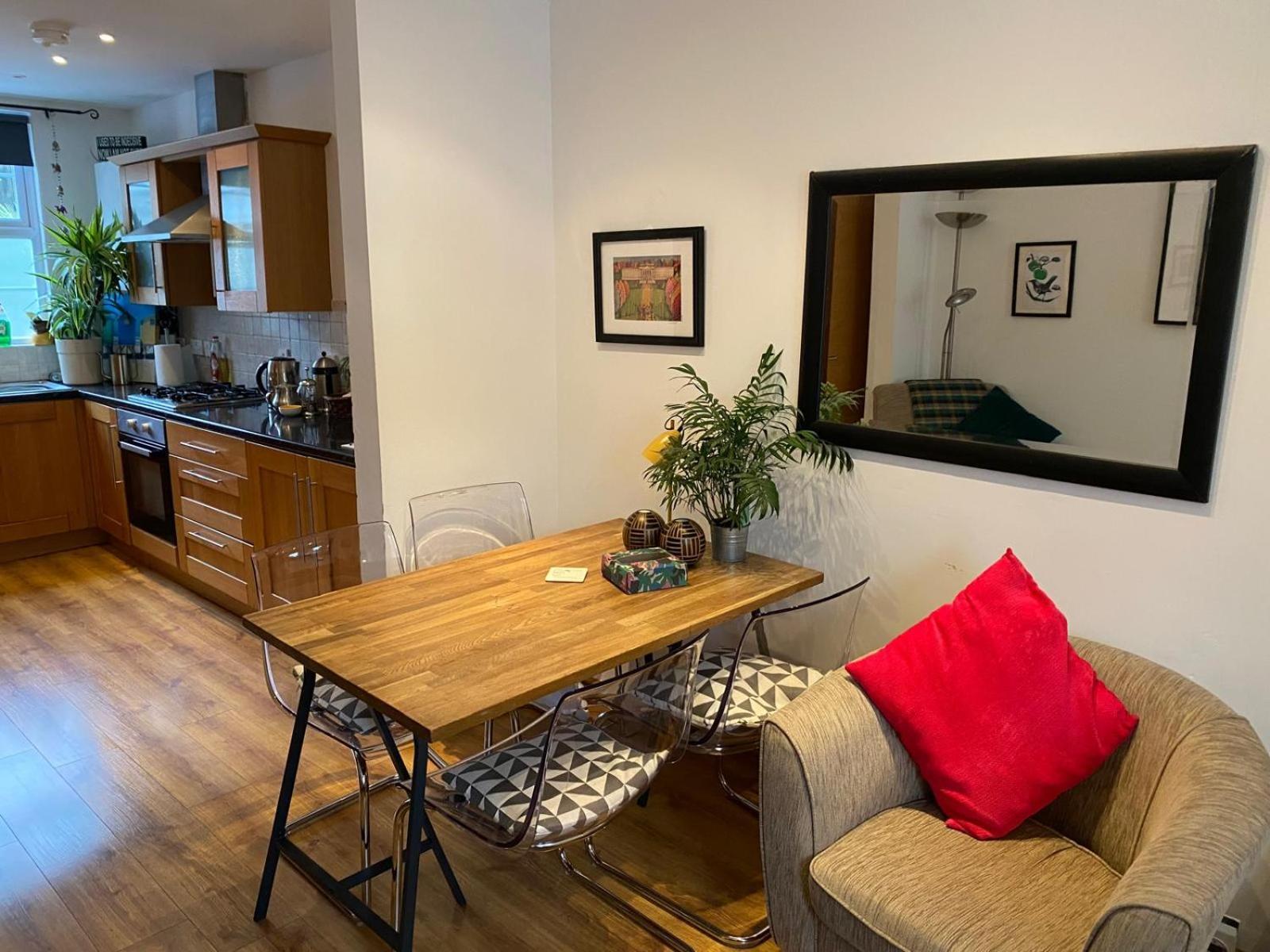 True Colours Apartment In Central Location Бангор Екстериор снимка