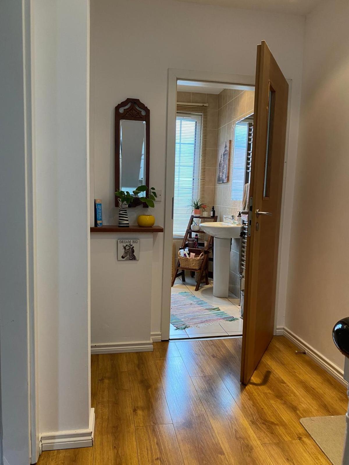 True Colours Apartment In Central Location Бангор Екстериор снимка